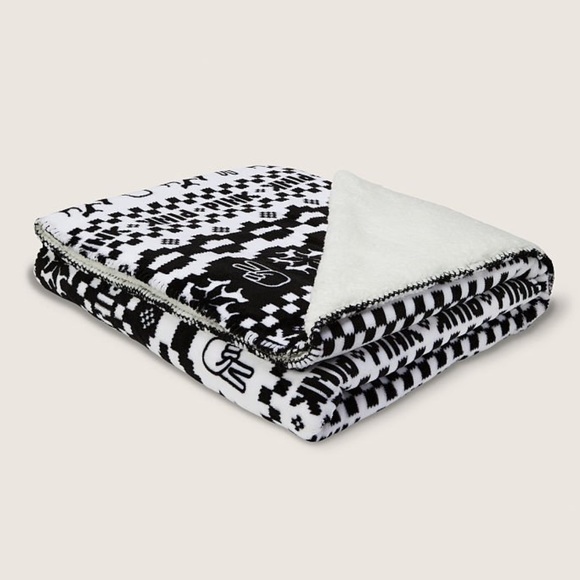 NWT VICTORIA'S SECRET VS PINK Sherpa Blanket - Picture 1 of 8